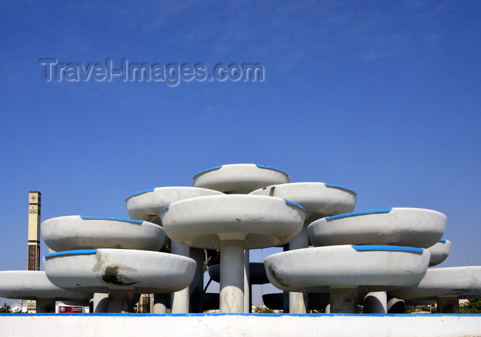 saudi-arabia27: Jeddah, Mecca Region, Saudi Arabia: fountain with large chalices, Duar Kharjiya roundabout - Al Baya Square / Midan Al Baya - Al-Balad district - photo by M.Torres - (c) Travel-Images.com - Stock Photography agency - Image Bank