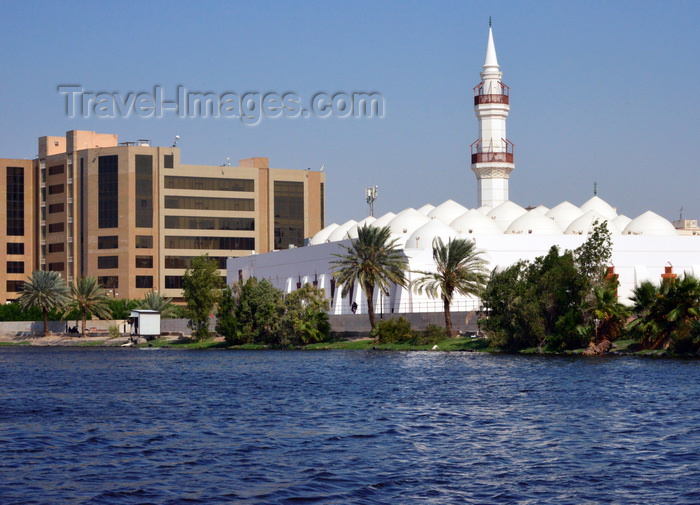 saudi-arabia30: Jeddah, Mecca Region, Saudi Arabia: Quisas / Al Juffali Mosque, architect Abdel-Wahed El-Wakil - beheadings venue, Qisas is a sharia principle of equal retaliation, Al-Balad district, by al-Arbaeen Lake - photo by M.Torres - (c) Travel-Images.com - Stock Photography agency - Image Bank