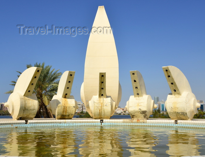 saudi-arabia31: Jeddah, Mecca Region, Saudi Arabia: fountain with conches near of Al Arba'een lake, water reflection - King Abdul-Aziz Road, Al-Baghdadiyah Al-Gharbiyah, Al Balad district - photo by M.Torres - (c) Travel-Images.com - Stock Photography agency - Image Bank