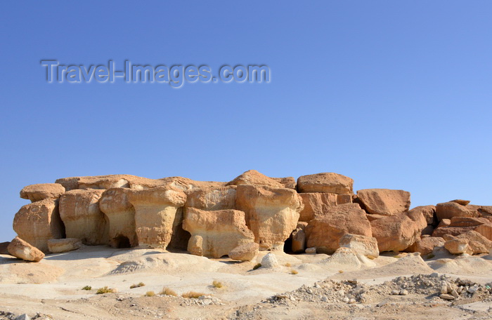 saudi-arabia62: Al-Qarah, Al-Hofuf, Al-Ahsa Oasis, Eastern Province, Saudi Arabia: hoodoos in the making - erosion in course at Al-Qarah mountain / Jabal Al-Qarah, UNESCO world heritage site - photo by M.Torres - (c) Travel-Images.com - Stock Photography agency - Image Bank