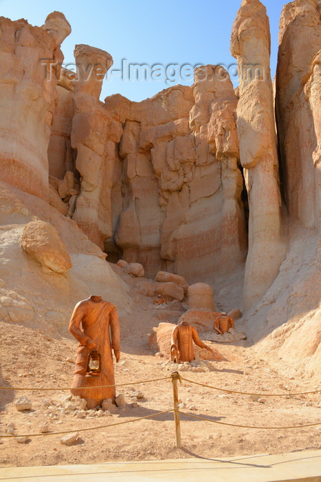 saudi-arabia65: Al-Qarah, Al-Hofuf, Al-Ahsa Oasis, Eastern Province, Saudi Arabia: ravine and cliff with hoodoos and headless figures at Al-Qarah mountain / Jabal Al-Qarah, UNESCO world heritage site - photo by M.Torres - (c) Travel-Images.com - Stock Photography agency - Image Bank