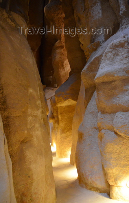 saudi-arabia68: Al-Qarah, Al-Hofuf, Al-Ahsa Oasis, Eastern Province, Saudi Arabia: narrow passage in the Al-Nashab cave, Al-Qarah mountain / Jabal Al-Qarah / Al-shaba'an mountain - UNESCO world heritage site - photo by M.Torres - (c) Travel-Images.com - Stock Photography agency - Image Bank