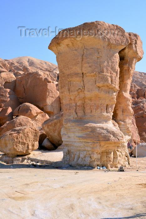 saudi-arabia73: Al-Qarah, Al-Hofuf, Al-Ahsa Oasis, Eastern Province, Saudi Arabia: twin hoodoos / fairy chimneys at Al-Qarah mountain / Jabal Al-Qarah, UNESCO world heritage site - photo by M.Torres - (c) Travel-Images.com - Stock Photography agency - Image Bank