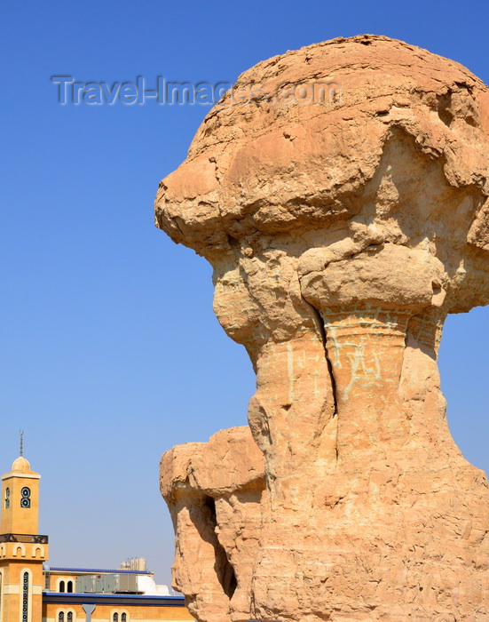 saudi-arabia75: Al-Qarah, Al-Hofuf, Al-Ahsa Oasis, Eastern Province, Saudi Arabia: hoodoo and the Mosque of Abu Dhar al-Ghafari - Al-Qarah mountain, UNESCO world heritage site - photo by M.Torres - (c) Travel-Images.com - Stock Photography agency - Image Bank