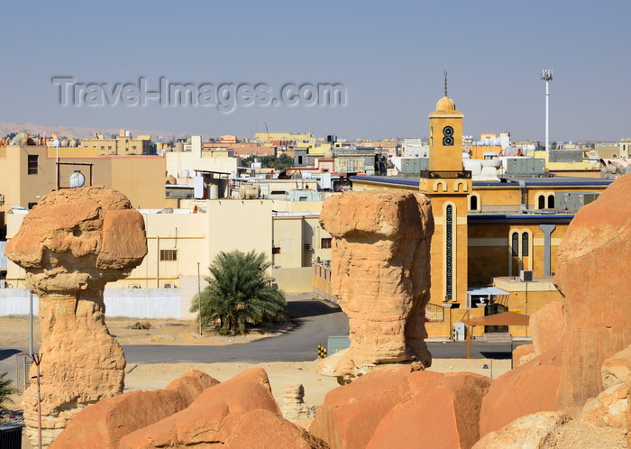 saudi-arabia78: Al-Qarah, Al-Hofuf, Al-Ahsa Oasis, Eastern Province, Saudi Arabia: hoodoos on Al-Qarah moutain (UNESCO world heritage) and the Mosque of Abu Dhar al-Ghafari - photo by M.Torres - (c) Travel-Images.com - Stock Photography agency - Image Bank