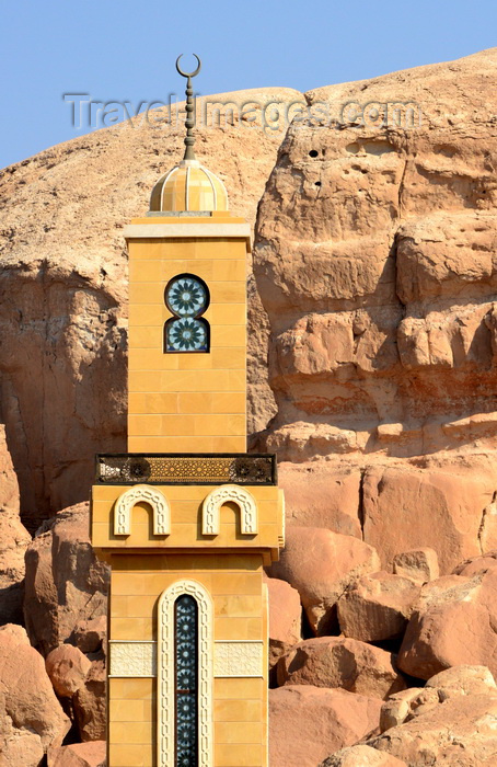 saudi-arabia79: Al-Qarah, Al-Hofuf, Al-Ahsa Oasis, Eastern Province, Saudi Arabia: minaret of the Mosque of Abu Dhar al-Ghafari and Al-Qarah mountain / Jabal Al-Qarah, UNESCO world heritage site - photo by M.Torres - (c) Travel-Images.com - Stock Photography agency - Image Bank