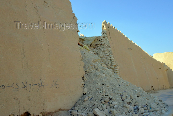 saudi-arabia82: Al-Hofuf, Al-Ahsa Oasis, Eastern Province, Saudi Arabia: collapsed wall - Ibrahim Castle, built with stone, clay, mud and straw - 16th century Ottoman fortress - UNESCO world heritage site - photo by M.Torres - (c) Travel-Images.com - Stock Photography agency - Image Bank