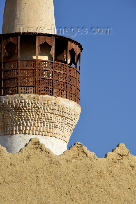 saudi-arabia87: Al-Hofuf, Al-Ahsa Oasis, Eastern Province, Saudi Arabia: minaret of the Qubbah Mosque / Ali Pasha  mosque behind the walls of  Ibrahim Castle - UNESCO world heritage site - photo by M.Torres - (c) Travel-Images.com - Stock Photography agency - Image Bank