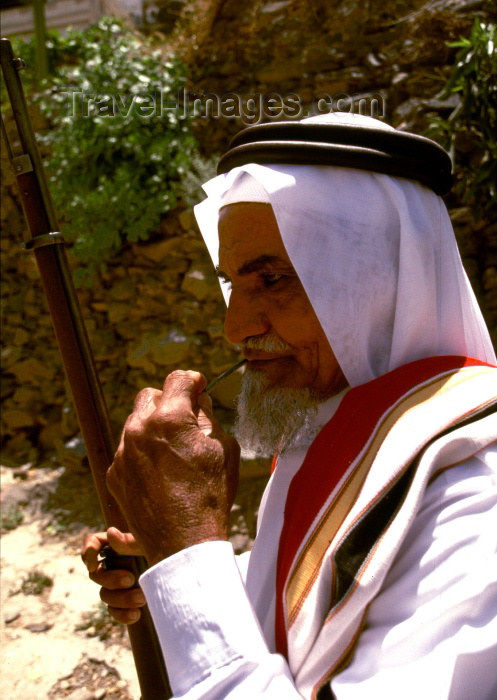 saudi-arabia9: Saudi Arabia - Asir province: Alma museum - bedouin with rifle (photo by F.Rigaud) - (c) Travel-Images.com - Stock Photography agency - Image Bank