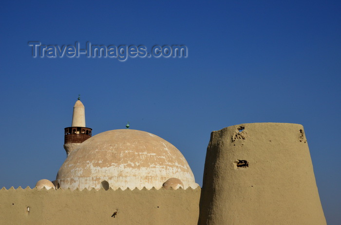 saudi-arabia91: Al-Hofuf, Al-Ahsa Oasis, Eastern Province, Saudi Arabia: dome of the Qubbah Mosque / Ali Pasha mosque and the southwest tower of Ibrahim Castle - UNESCO world heritage site - photo by M.Torres - (c) Travel-Images.com - Stock Photography agency - Image Bank