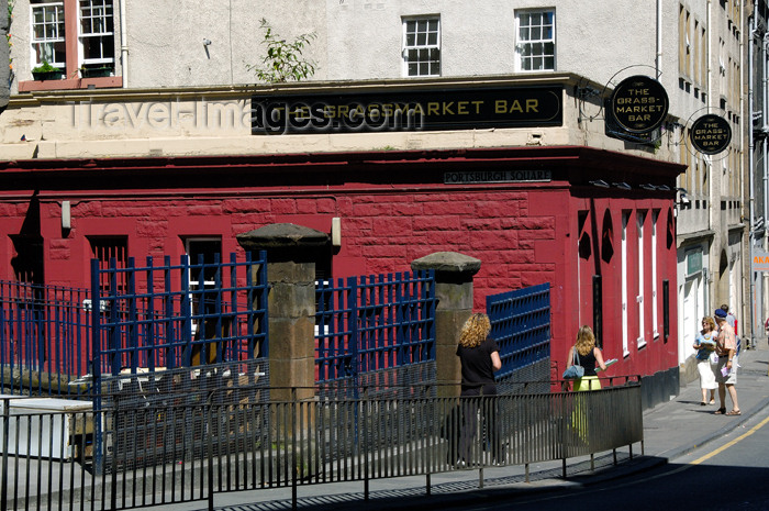 scot111: Scotland - Edinburgh: the Grassmarket Bar - West Port - photo by C.McEachern - (c) Travel-Images.com - Stock Photography agency - Image Bank