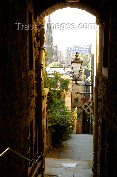 scot123: Scotland - Edinburgh: Advocate's Close or narrow passage leading to residentialf lats in the heart of the city - photo by C.McEachern - (c) Travel-Images.com - Stock Photography agency - Image Bank