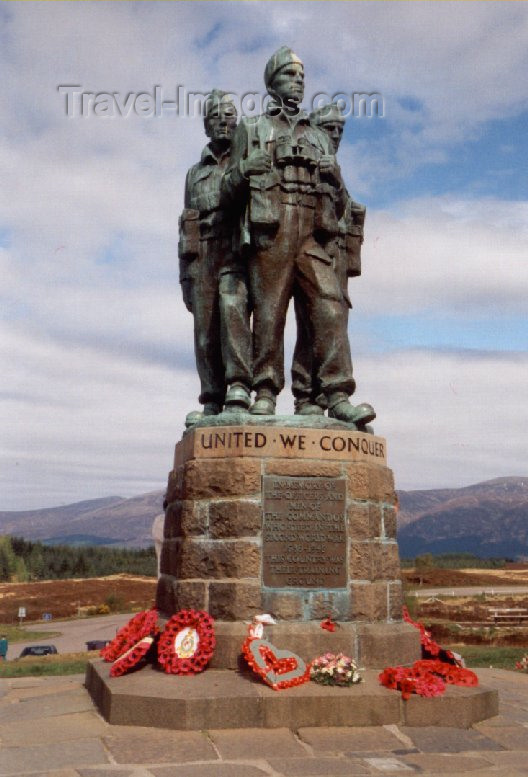scot13: Scotland - Spean Bridge - Loch Lochy (Highlands): poppies at the Bristish Commando War Memorial - photo by M.Torres - (c) Travel-Images.com - Stock Photography agency - Image Bank