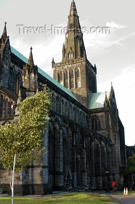 scot156: Scotland - Glasgow: side view of Glasgow Cathedral - Church of Scotland High Kirk of Glasgow otherwise knownas St. Mungo's Cathedral - Gothic architecture - photo by C.McEachern - (c) Travel-Images.com - Stock Photography agency - Image Bank