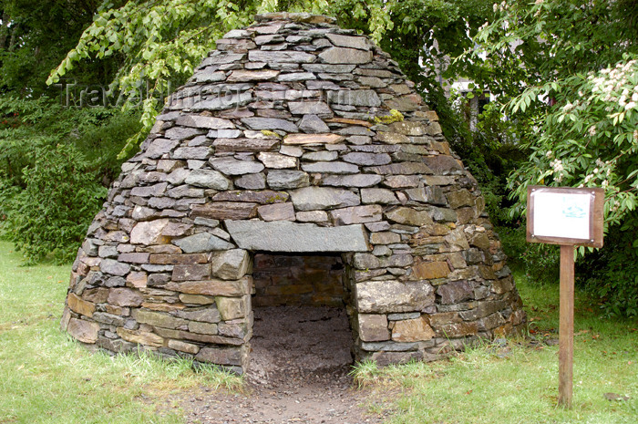 scot172: Scotland - Kilmartin: Recreation of a stone age beehive hut located next to Kilmartin House archaeological museum - photo by C. McEachern - (c) Travel-Images.com - Stock Photography agency - Image Bank