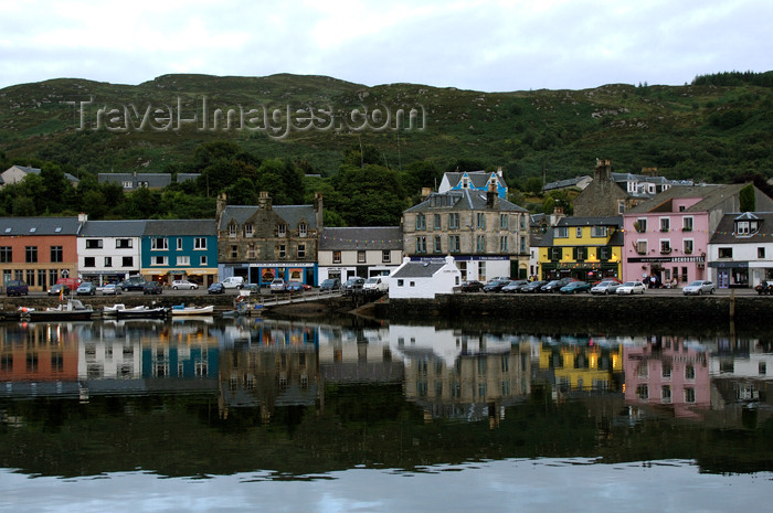 scot174: Scotland - Tarbert: fishing village on Loch Fyne on the Kintyre Peninsula. The shops, pubs, hotels and houses settled snuggly around the welcoming natural harbour, one of the very few in Scotland - photo by C. McEachern - (c) Travel-Images.com - Stock Photography agency - Image Bank