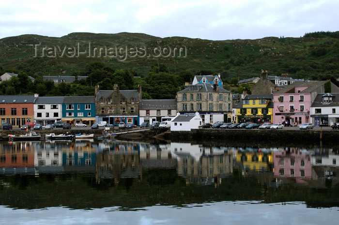 scot174: Scotland - Tarbert: fishing village on Loch Fyne on the Kintyre Peninsula. The shops, pubs, hotels and houses settled snuggly around the welcoming natural harbour, one of the very few in Scotland - photo by C. McEachern - (c) Travel-Images.com - Stock Photography agency - Image Bank