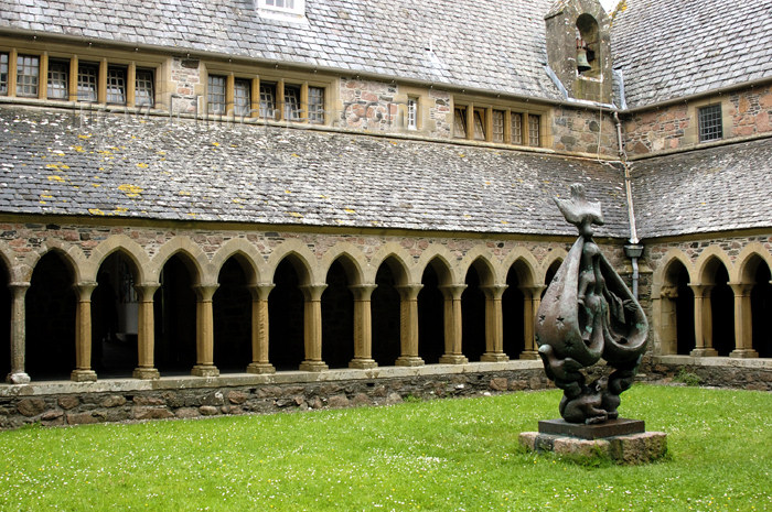 scot176: Scotland - Inner Hebrides - Isle of Iona: St Mary's Abbey - the cloister - photo by C.McEachern - (c) Travel-Images.com - Stock Photography agency - Image Bank