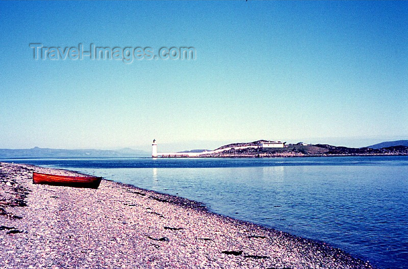 scot19: Scotland - Kyle of Lochalsh (Highlands - causeway to the Isle of Skye): the beach and the lighthouse - Sgire Comhairle na Gàidhealtachd - photo by D.S.Jackson - (c) Travel-Images.com - Stock Photography agency - Image Bank