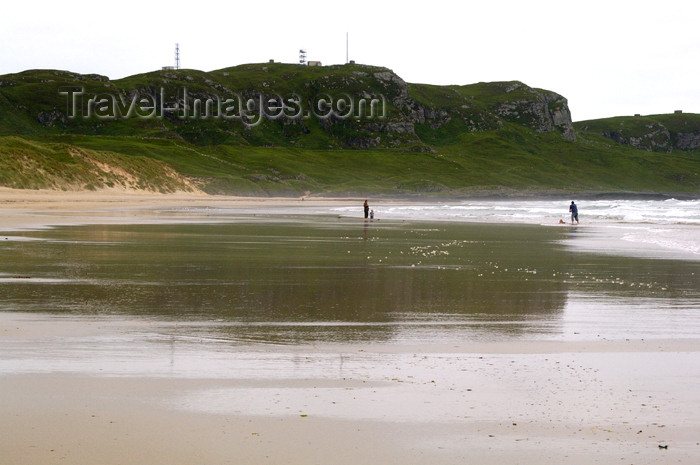 scot192: Scotland - Islay Island - Machir Bay: Beach and former WW2 radar towers between Kilchoman and Kilchiaran, now used for civil communications - the sand here is great for strolling and getting your toes wet - photo by C.McEachern - (c) Travel-Images.com - Stock Photography agency - Image Bank