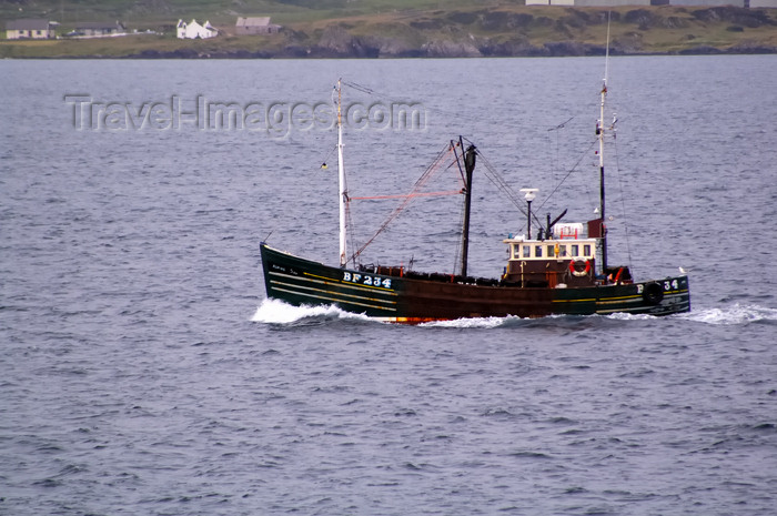 scot199: Scotland - Islay Island - Machir Bay: the Atlantic Ocean whitecaps as they roll in from Ireland, Greenland or Iceland - photo by C.McEachern - (c) Travel-Images.com - Stock Photography agency - Image Bank