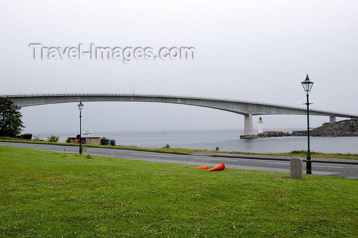 scot201: Scotland - Inner Hebrides - Isle of Skye: Skye Bridge to the mainland - over Loch Alsh - one pillar standing on the island of Eilean Bàn - part of the A8 - PFI - toll bridge - photo by C.McEachern - (c) Travel-Images.com - Stock Photography agency - Image Bank