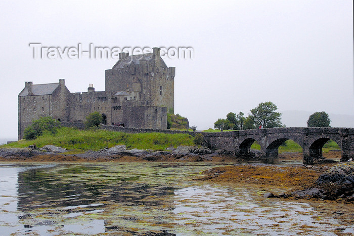 scot204: Scotland - Eilean Donan Castle - Loch Duich, about half a mile from the village of Dornie - photo by C.McEachern - (c) Travel-Images.com - Stock Photography agency - Image Bank