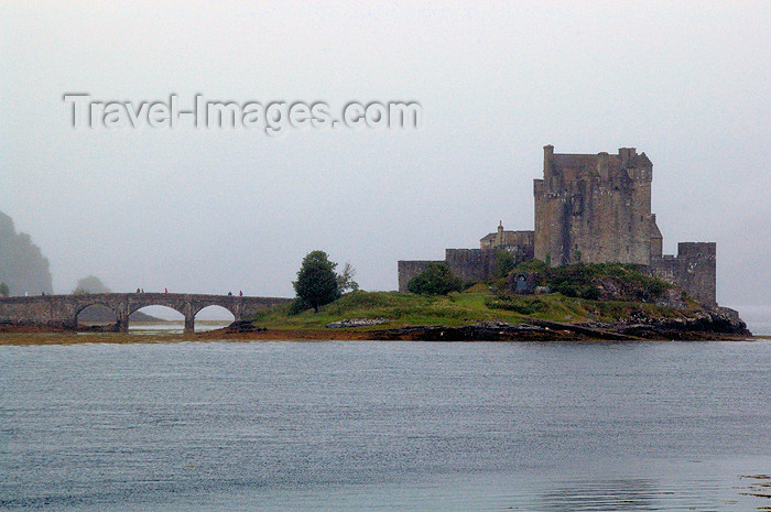 scot22: Scotland - Loch Duich, Highlands: Eilean Donan Castle - Eilean Donan island and causeway - home of the Clan Macrae - photo by C.McEachern - (c) Travel-Images.com - Stock Photography agency - Image Bank