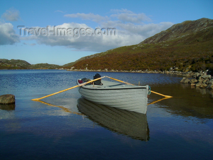 scot54: South Uist island / Uibhist a Deas, Outer Hebrides, Scotland: boat on Loch Snigisclett - photo by T.Trenchard - (c) Travel-Images.com - Stock Photography agency - Image Bank