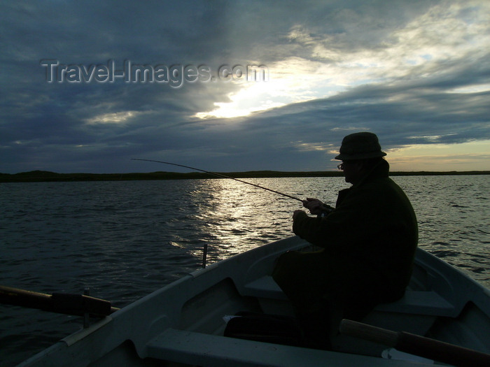scot55: South Uist island / Uibhist a Deas, Outer Hebrides, Scotland: fisherman in the evening on Loch Bornish - angler on a boat - photo by T.Trenchard - (c) Travel-Images.com - Stock Photography agency - Image Bank