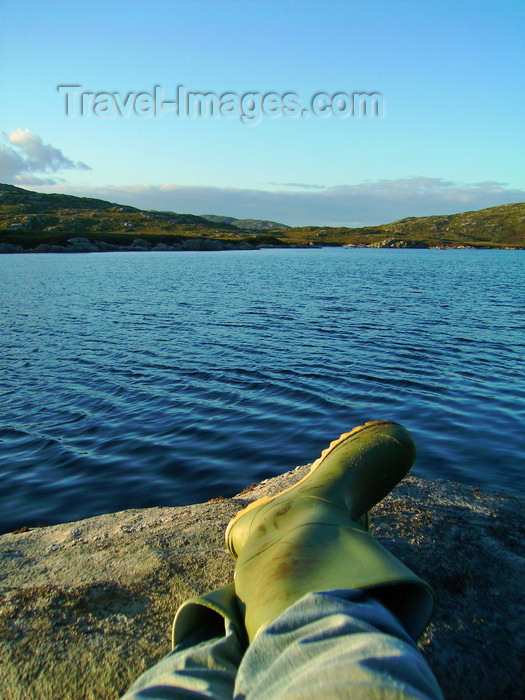 scot56: South Uist island / Uibhist a Deas, Outer Hebrides, Scotland: Loch Snigisclett - boots and water - photo by T.Trenchard - (c) Travel-Images.com - Stock Photography agency - Image Bank