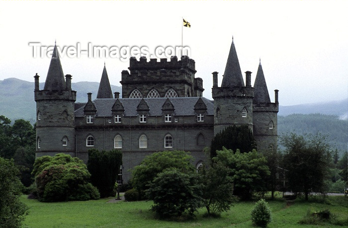 scot57: Scotland - Inveraray (Argyll and Bute council area / Earra-Ghaidheal agus Bòd ): the castle seen from the bridge - photo by A.Sen - (c) Travel-Images.com - Stock Photography agency - Image Bank