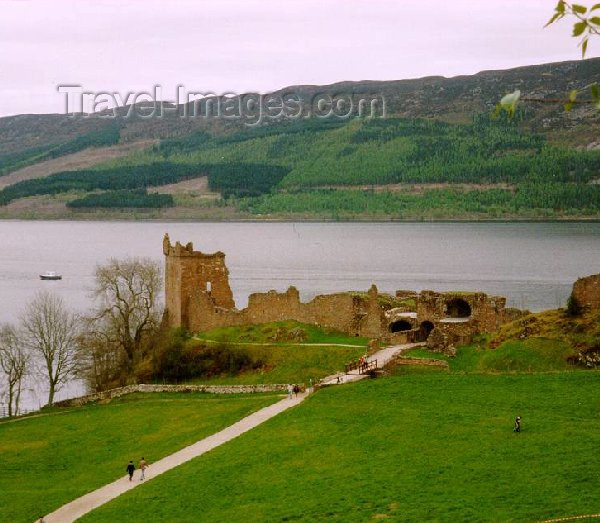 scot6: Loch Ness, Highland, Scotland: ruins of Urquhart Castle - photo by M.Torres - (c) Travel-Images.com - Stock Photography agency - Image Bank