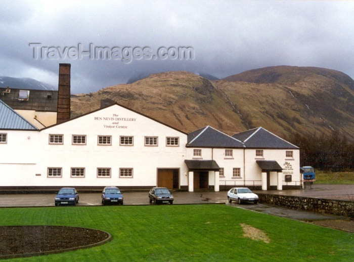 scot61: Scotland - Highlands: Ben Nevis and the whisky distillery - near Fort William - photo by P.Willis - (c) Travel-Images.com - Stock Photography agency - Image Bank
