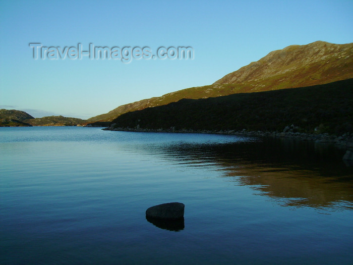 scot69: South Uist island / Uibhist a Deas, Outer Hebrides, Scotland:  the calm waters of Loch Snigisclett - photo by T.Trenchard - (c) Travel-Images.com - Stock Photography agency - Image Bank