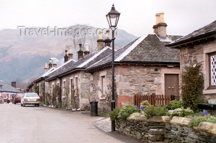 scot73: Scotland - Luss (Argyll and Bute / Earra-Ghaidheal agus Bòd): stone cottages - photo by P.Willis - (c) Travel-Images.com - Stock Photography agency - Image Bank