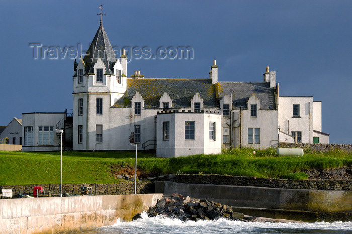 scot87: Scotland - John O'Groats - View of the John O'Groats Hotel - traditional county of Caithness, in the Highland council - photo by C. McEachern - (c) Travel-Images.com - Stock Photography agency - Image Bank