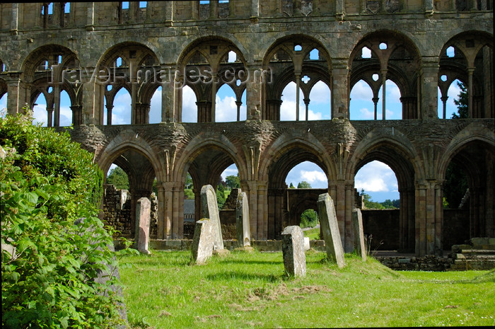 scot99: Jedburgh, Borders, Scotland: the Abbey - side view - photo by C.McEachern - (c) Travel-Images.com - Stock Photography agency - Image Bank