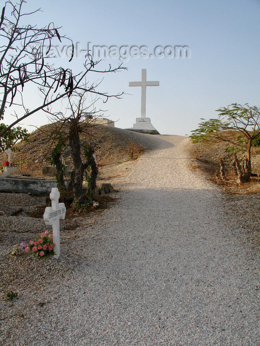 senegal101: Senegal - Joal-Fadiouth: cemetery - Christian cross on top of the shell mound - photo by G.Frysinger - (c) Travel-Images.com - Stock Photography agency - Image Bank