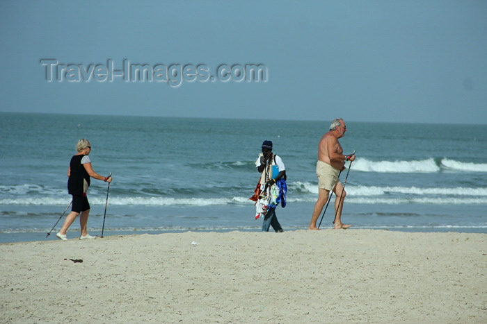 senegal106: Cap Skirring, Oussouye, Basse Casamance (Ziguinchor), Senegal: man Walking on the beach to sell necklaces and an old couple walking, everyday life / Homem caminhando na praia para vender colares e um casal a passear, vida quotidiana - photo by R.V.Lopes - (c) Travel-Images.com - Stock Photography agency - Image Bank