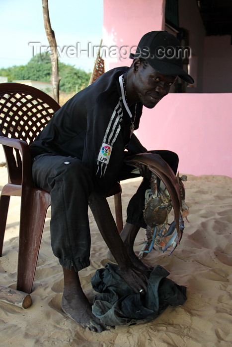 senegal111: Cap Skirring, Oussouye, Basse Casamance (Ziguinchor), Senegal: Fisherman's restaurant, man showing the fresh fish, everyday life / Restaurante de um pescador, pescador mostrando o peixe fresco, vida quotidiana - photo by R.V.Lopes - (c) Travel-Images.com - Stock Photography agency - Image Bank