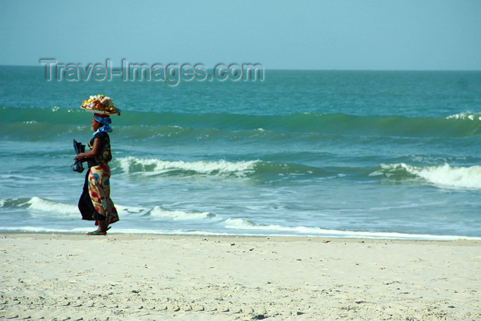 senegal116: Cap Skirring, Oussouye, Basse Casamance (Ziguinchor), Senegal: Young woman Walking on the beach to sell fruits, everyday life / Jovem mulher caminhando na praia para vender, vida quotidiana - photo by R.V.Lopes - (c) Travel-Images.com - Stock Photography agency - Image Bank