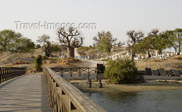 senegal12: Senegal - Joal-Fadiouth: cemetery island - photo by G.Frysinger - (c) Travel-Images.com - Stock Photography agency - Image Bank