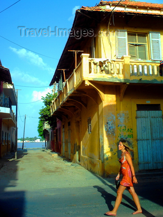 senegal121: Saint-Louis / Ndar, Senegal: European tourist in the old town - colonial architecture - photo by T.Trenchard - (c) Travel-Images.com - Stock Photography agency - Image Bank