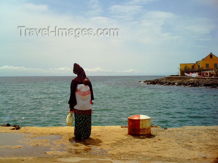 senegal122: Gorée Island / Île de Gorée, Dakar, Senegal: woman with her baby by the sea - photo by T.Trenchard - (c) Travel-Images.com - Stock Photography agency - Image Bank