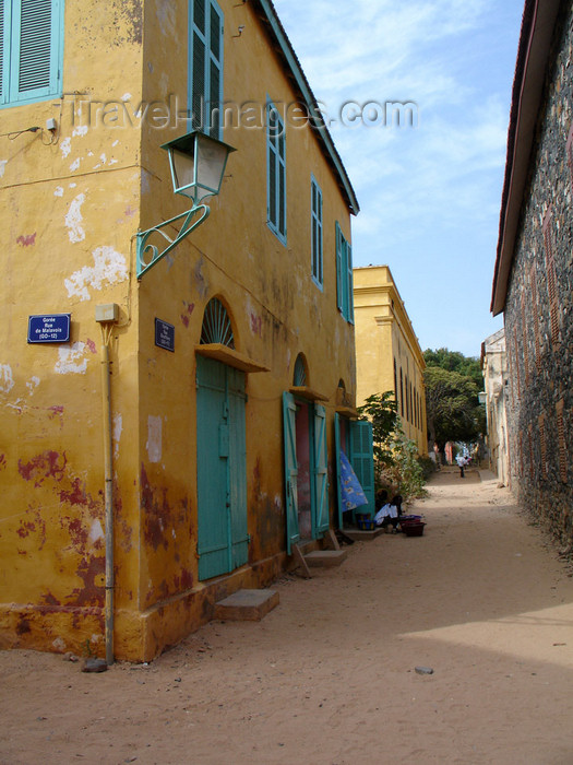 senegal41: Senegal - Gorée Island: narrow street - photo by G.Frysinger - (c) Travel-Images.com - Stock Photography agency - Image Bank