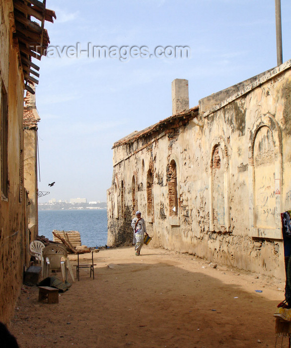 senegal44: Senegal - Gorée Island: ruins and the sea - photo by G.Frysinger - (c) Travel-Images.com - Stock Photography agency - Image Bank