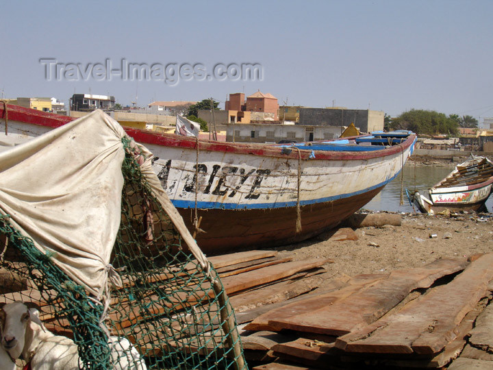senegal74: Senegal - Saint Louis: fishermen village - fishing boat - photo by G.Frysinger - (c) Travel-Images.com - Stock Photography agency - Image Bank