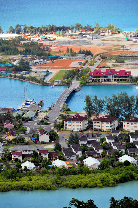 seychelles10: Mahe island, Seychelles: causeway to the man-made Eden island - photo by  M.Torres - (c) Travel-Images.com - Stock Photography agency - Image Bank