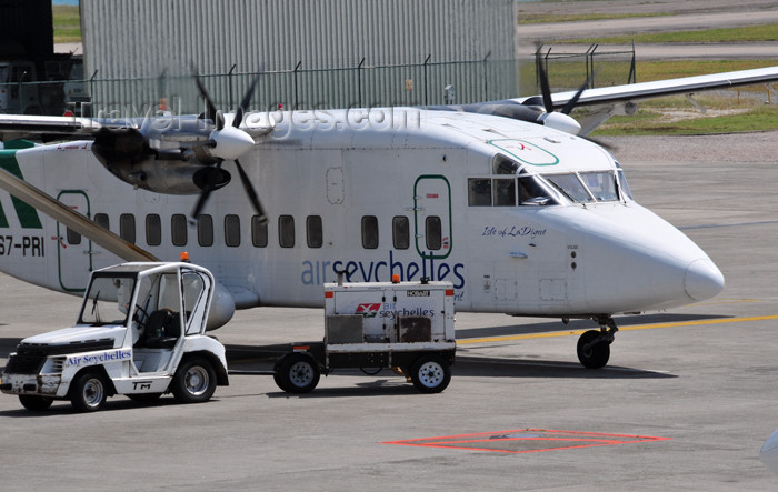 seychelles145: Mahe, Seychelles: S7-PRI (CN SH3724) Air Seychelles Short 360-300 unloading luggage - Seychelles International Airport - SEZ - photo by M.Torres - (c) Travel-Images.com - Stock Photography agency - Image Bank